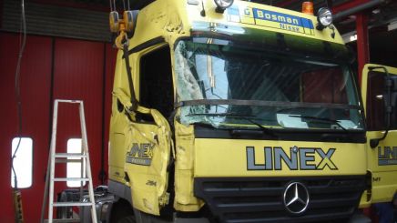 Truckschade herstelbedrijf Roessink Richttechniek is gespecialiseerd in het uitlijnen van o.a. trucks.
